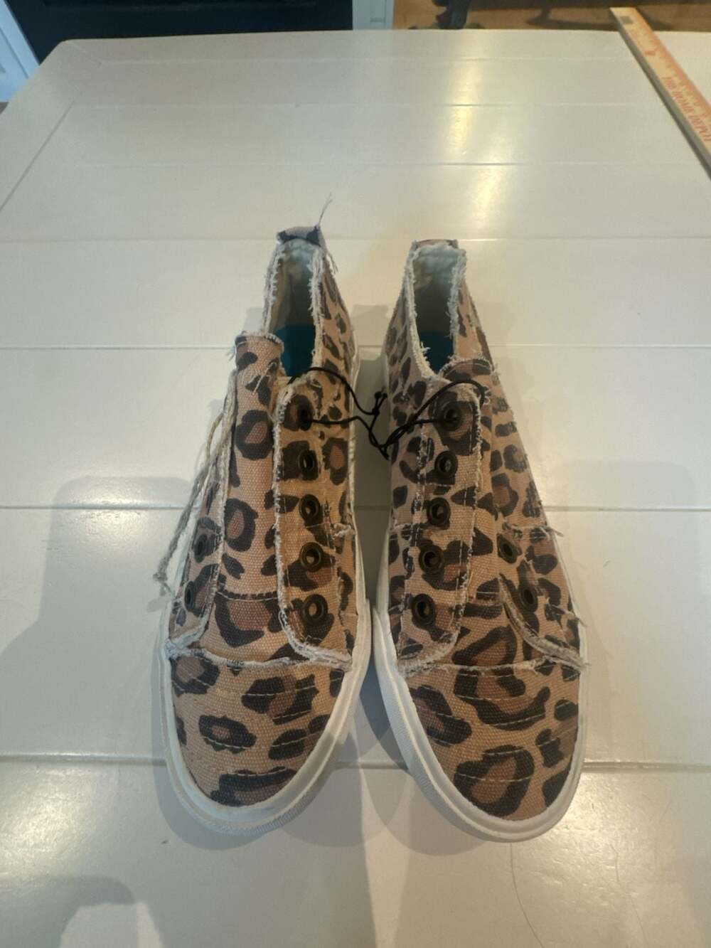 Blowfish Malibu Womens Play Slip On No Lace Fashion Sneaker Natural Jumbo Kitty